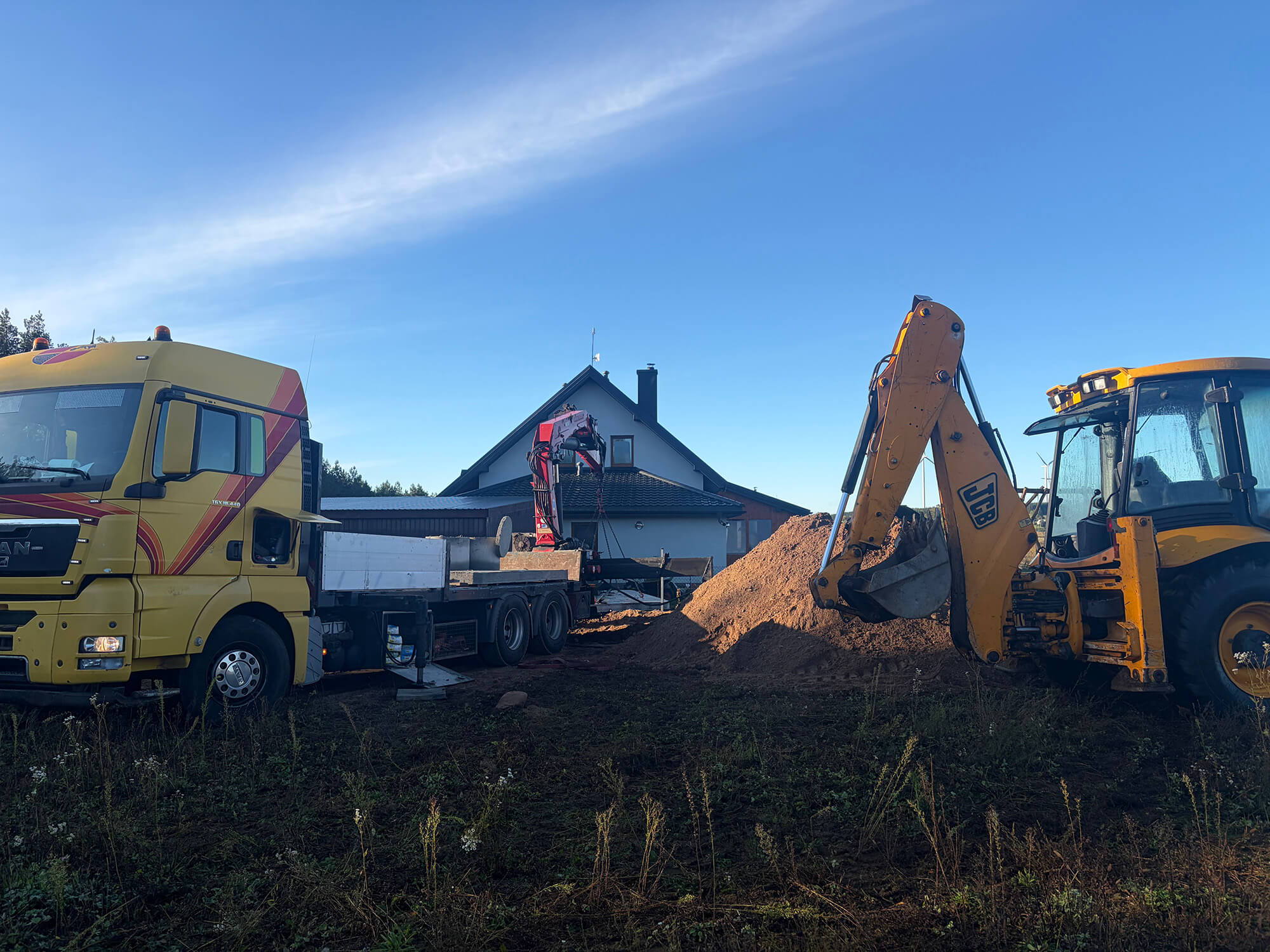 Zbrojenie szamba betonowego w stalowej formie przed betonowaniem